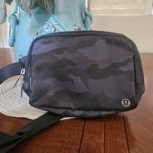 🌺Lululemon athletica Black Camo Bag🌺